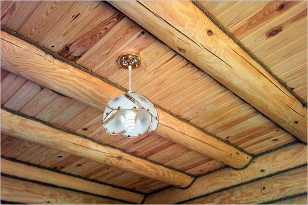Как в деревянном доме выровнять потолок? - фото