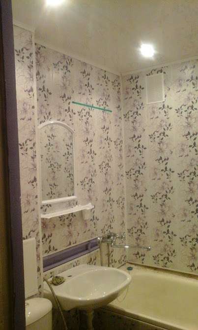 Обшивка ванной комнаты ПВХ панелями - фото