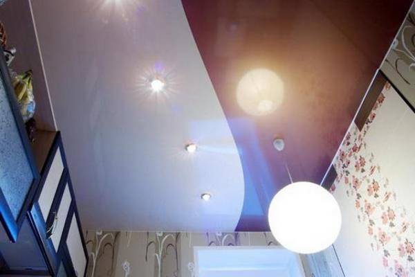 Особенности и применение одноуровневых двухцветных натяжных потолков с фото