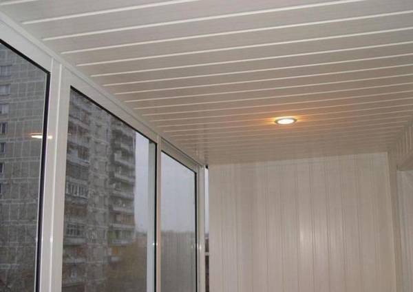 Особенности и порядок монтажа потолка из ПВХ панелей на балконе - фото