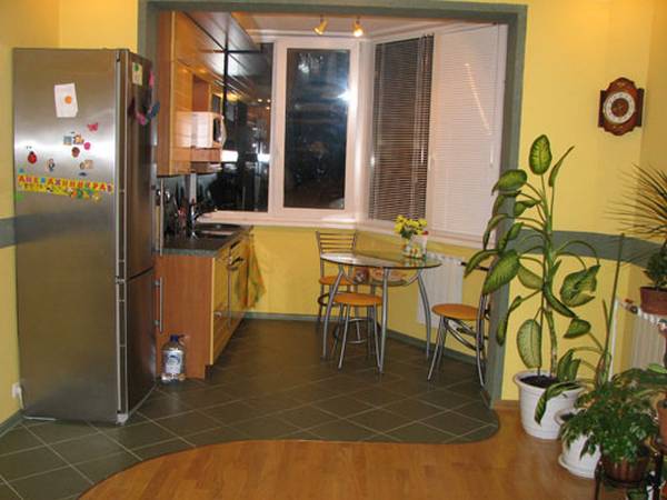 Интерьер кухни с балконом с фото