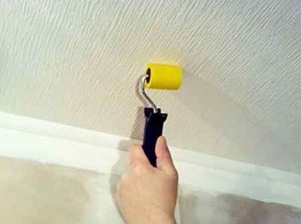 Как оклеить потолок обоями - фото