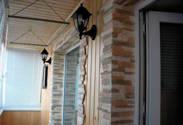 Декоративный камень в отделке балкона и лоджии с фото
