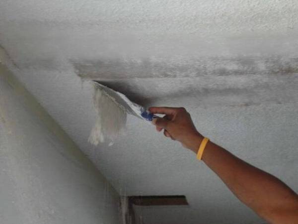 Как снять с потолка водоэмульсионную краску? с фото