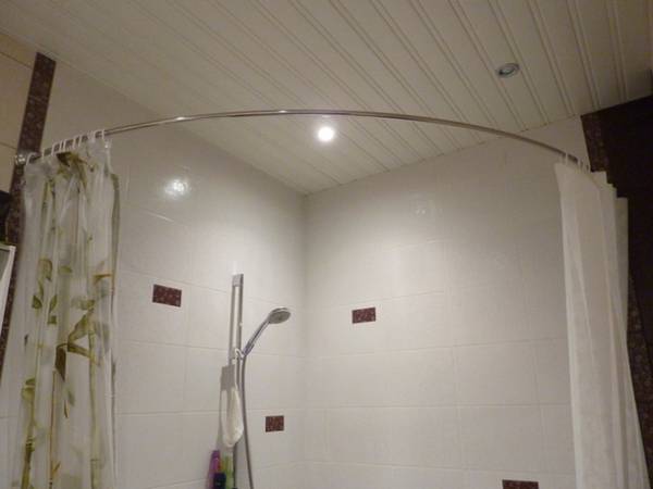 Особенности применения полукруглых карнизов для шторы в ванной с фото