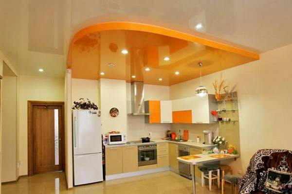 Можно ли устанавливать натяжные потолки на кухне, каковы их преимущества и недостатки? с фото