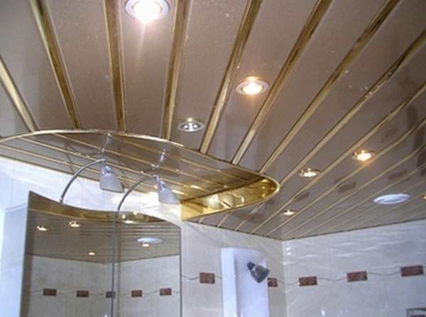 Отделка потолка в ванной комнате - фото