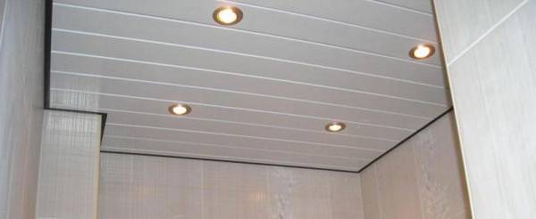 Преимущества и монтаж панельного потолка в ванной - фото