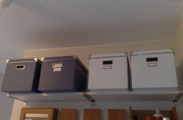 Где и как разместить полку под потолком для хранения вещей? - фото