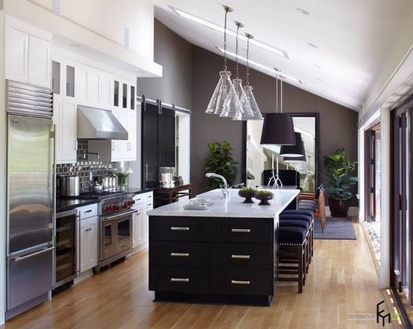 Кухня со скошенным потолком - особенности оформления с фото