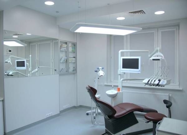 Особенности оформления потолков в медицинских и стоматологических кабинетах с фото