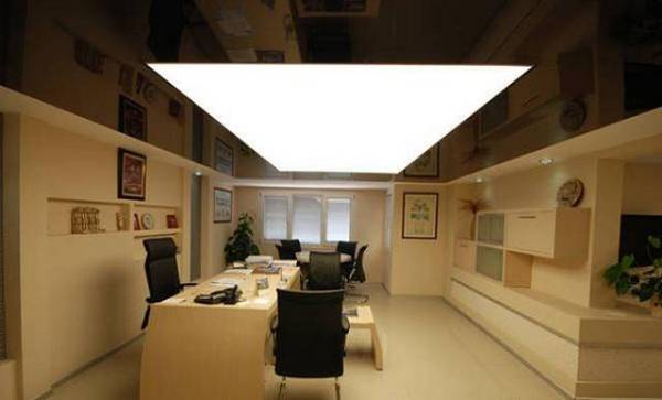 Особенности установки и варианты дизайна прозрачных натяжных потолков с подсветкой с фото
