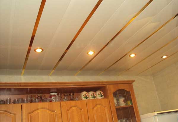 Преимущества установки реечного потолка на кухне - фото